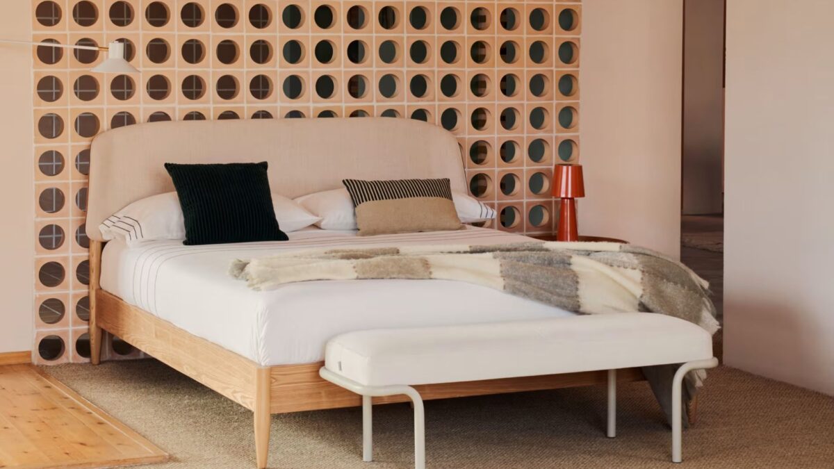 Una habitación de invitados ordenada con el método KonMari.