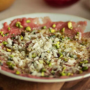 Carpaccio de ternera con parmesano y vinagreta de pistacho