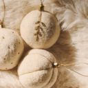bolas de árbol de Navidad colocadas sobre la alfombra blanca