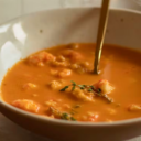 Receta de crema de pescado y marisco en una mesa decorada de Navidad