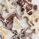 galletas de navidad con formas de reno, muñecos y estrellas