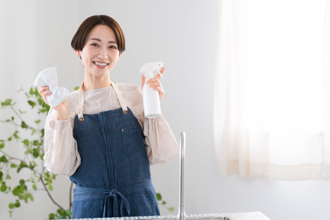 Mujer japonesa preparada para limpiar la cocina