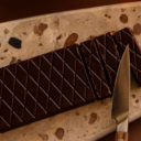 tableta de turrón de chocolate casero sobre una tabla de servir de mármol