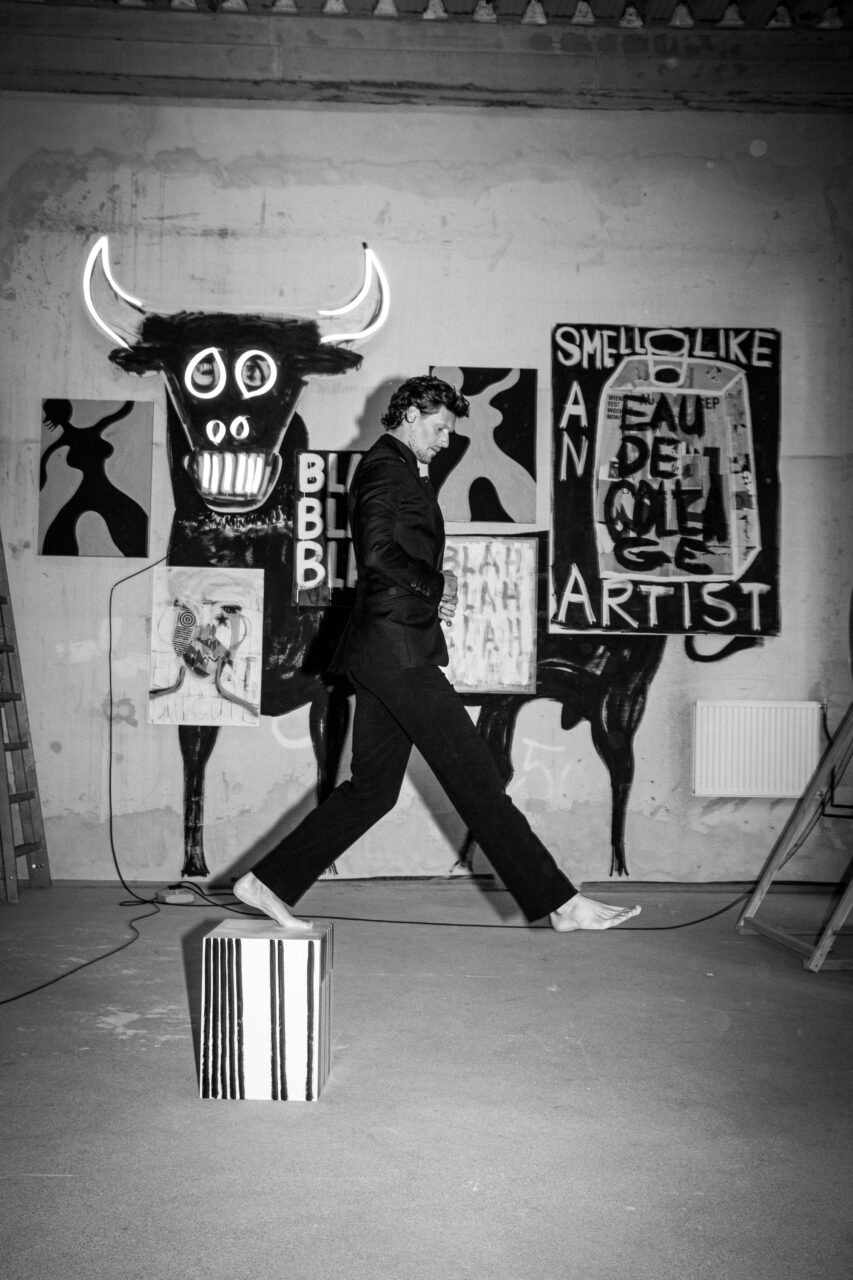 El modelo Sasha Knezevic con sus dos pasiones: la moda y el arte