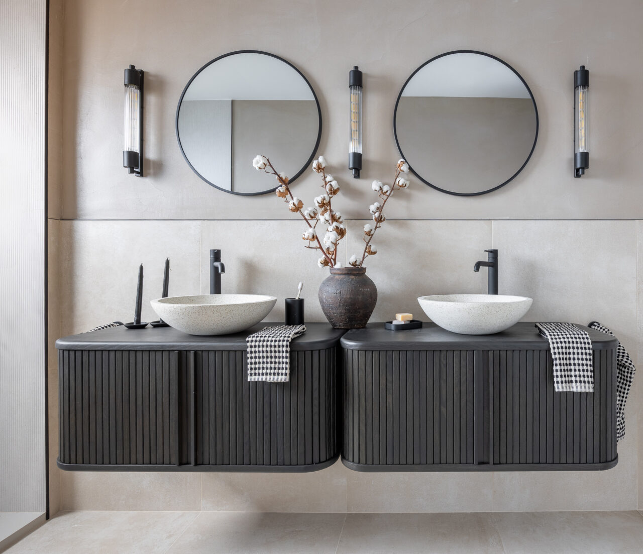 Baño de microcemento en vivienda de Colmenar Vieja con interiorismo de María del Valle.