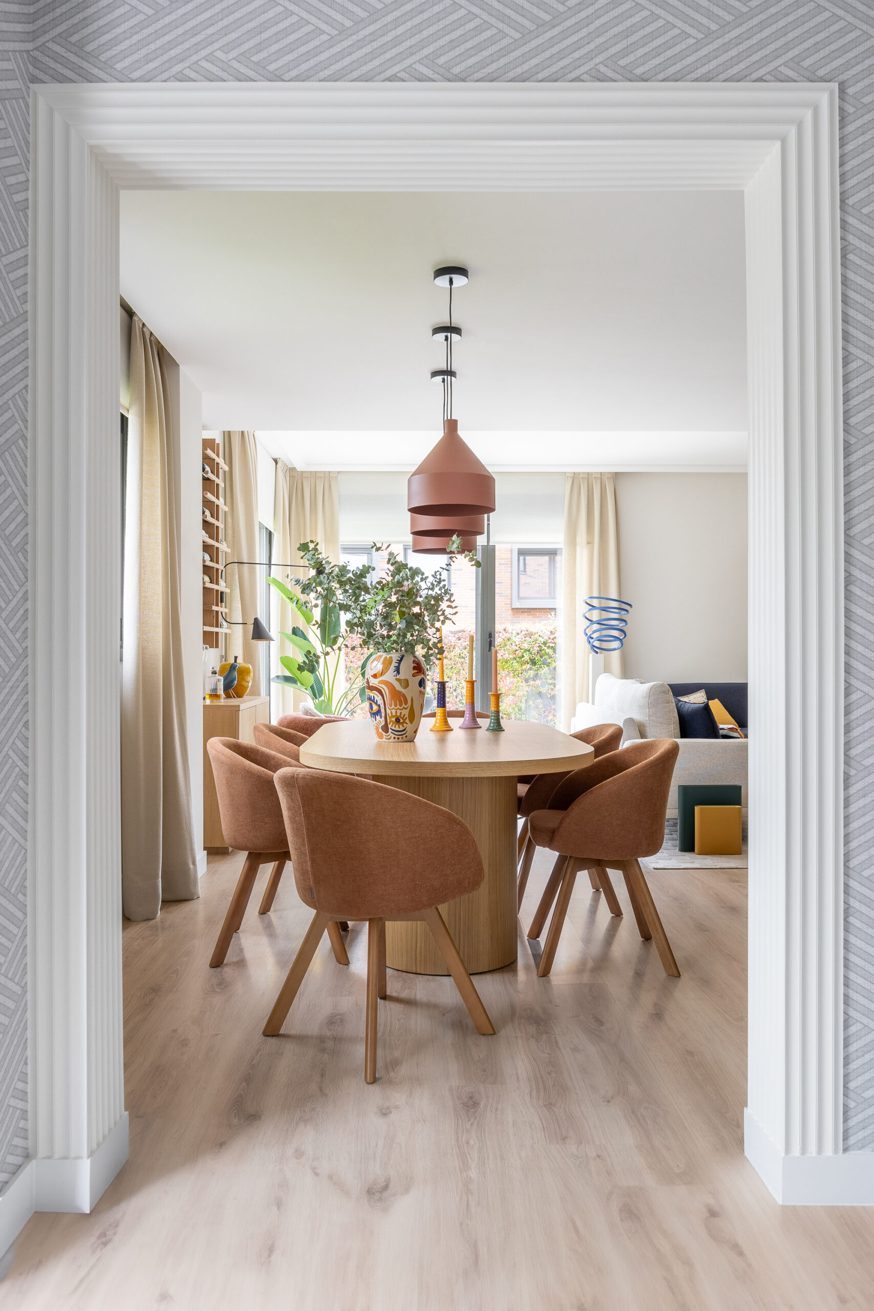 Comedor en vivienda de Colmenar Vieja con interiorismo de María del Valle.