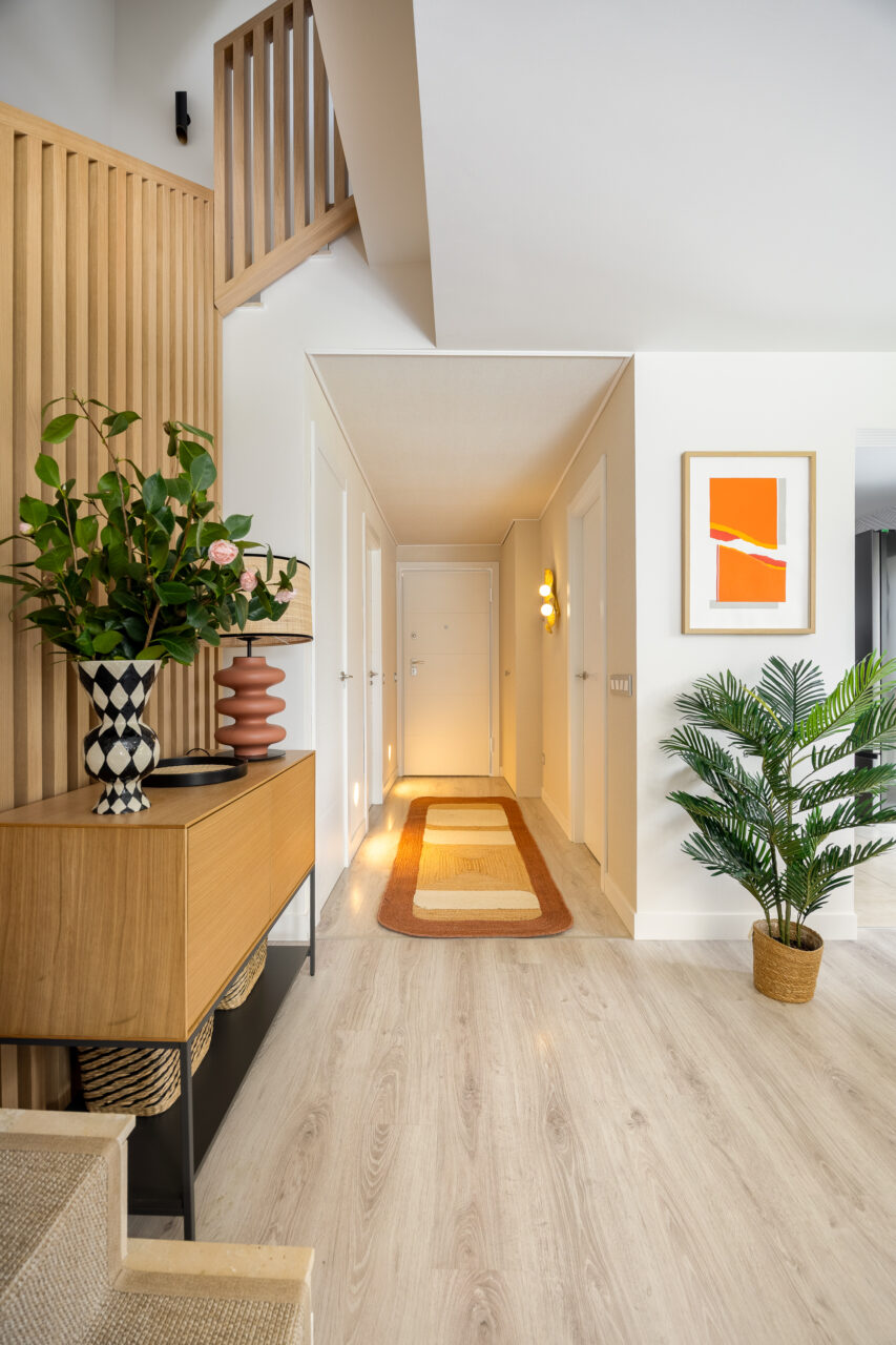 Hall de entrada en vivienda de Colmenar Vieja con interiorismo de María del Valle.