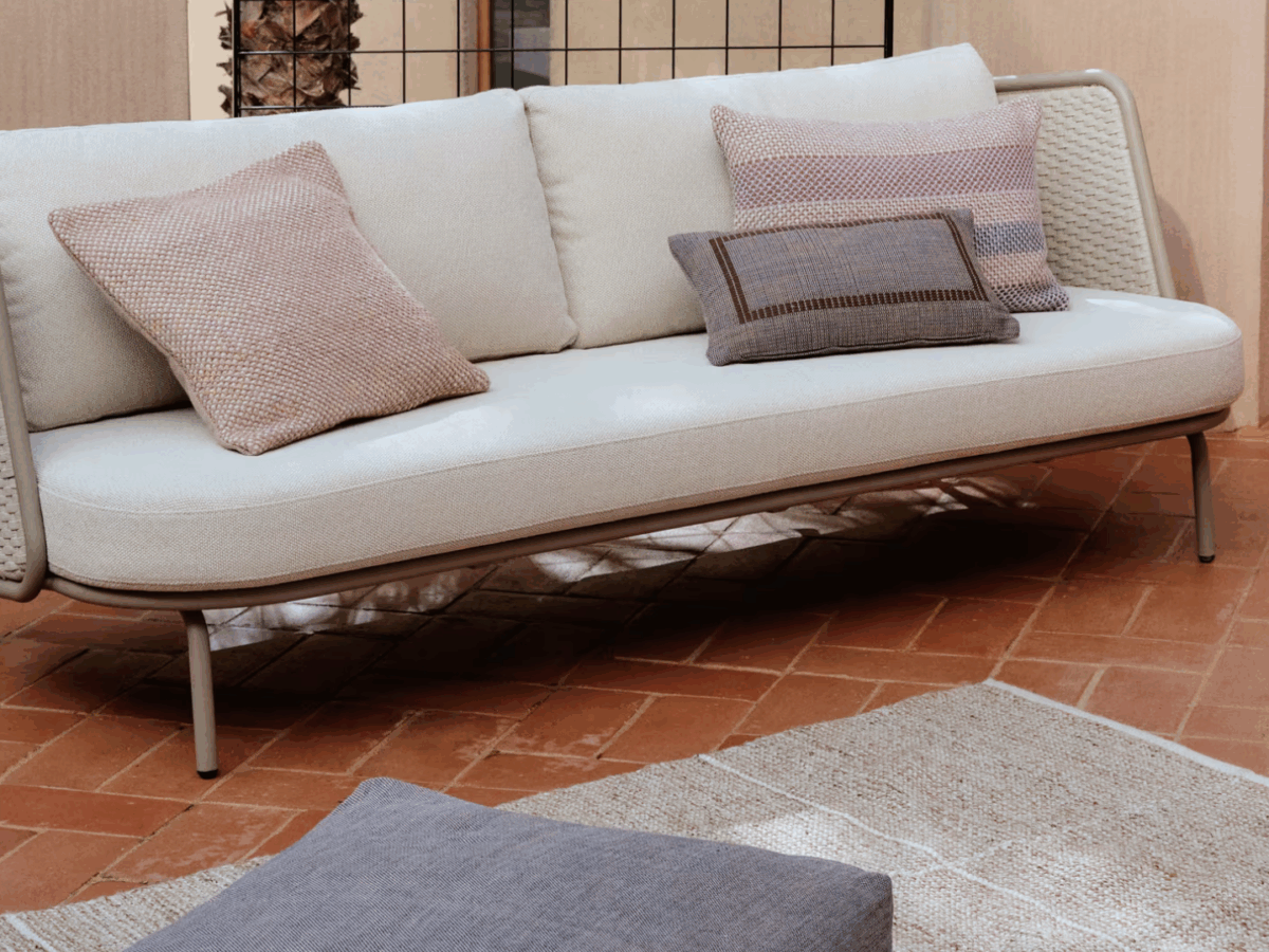 Cómo transformar tu terraza o galería en un salón exterior acogedor